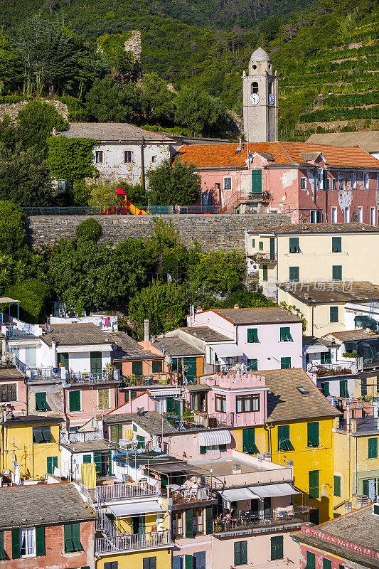 特写建筑与钟楼Vernazza村，Cinque Terre，意大利